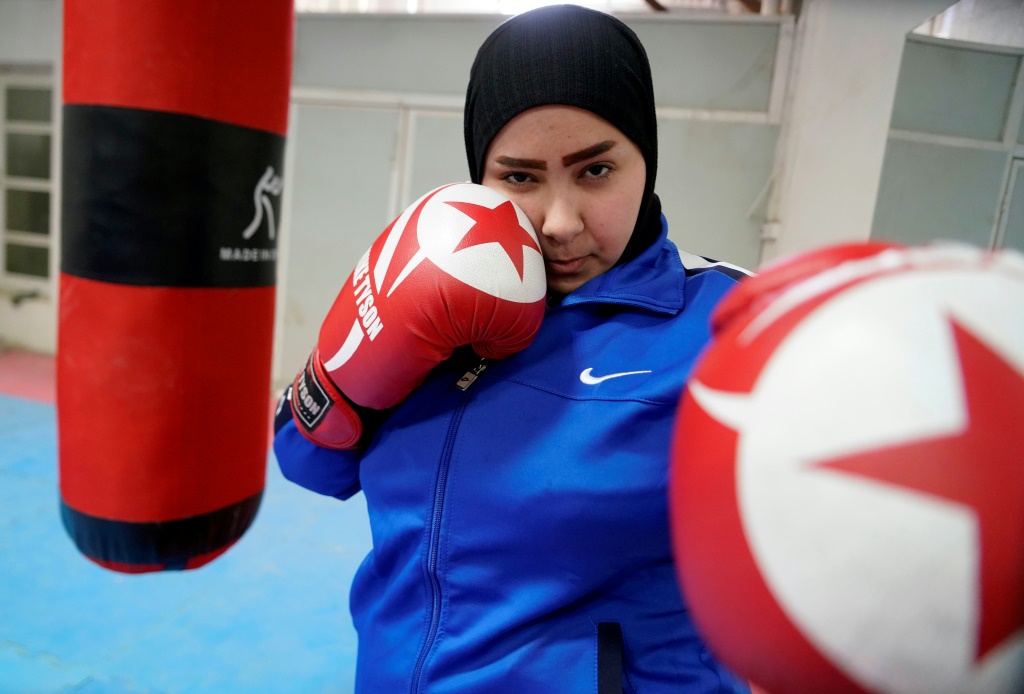 العراقية علا مصطفى البالغة 16 عاماً تتدرب على الملاكمة في 14 ديسمبر 2021 (ا ف ب)
