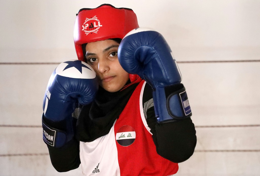 الشابة العراقية هاجر غازي تستعد في 19 ديسمبر 2021 في مدينة العمارة جنوب العراق للمشاركة في دورة عالمية في الملاكمة (ا ف ب)