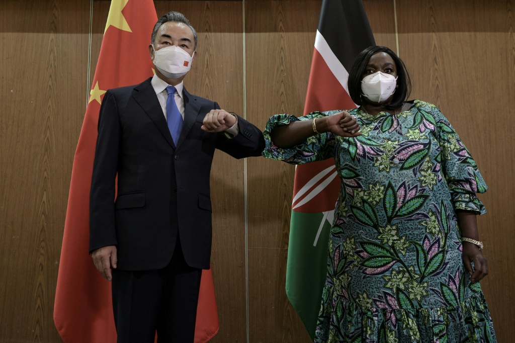 وزير الخارجية الصيني وانغ يي ونظيرته الكينية رايتشل أومامو في مومباسا في 6 كانون الثاني/يناير 2022 (أ ف ب)