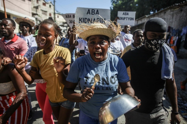 تظاهرة في بور او برنس احتجاجا على تزايد عمليات الخطف وتفاقم أزمة الوقود في هايتي في تشرين الثاني/نوفمبر 2021 (ا ف ب)