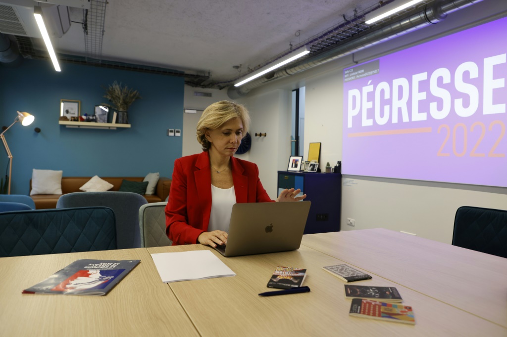تسعى المرشحة اليمينية فاليري بيكريس لتكون أول امرأة تتولى رئاسة فرنسا (أ ف ب)