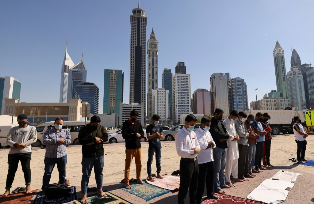 صلاة الجمعة في دبي بعد تغيير عطلة نهاية الأسبوع في 7 من كانون الثاني/يناير 2022 (أ ف ب)