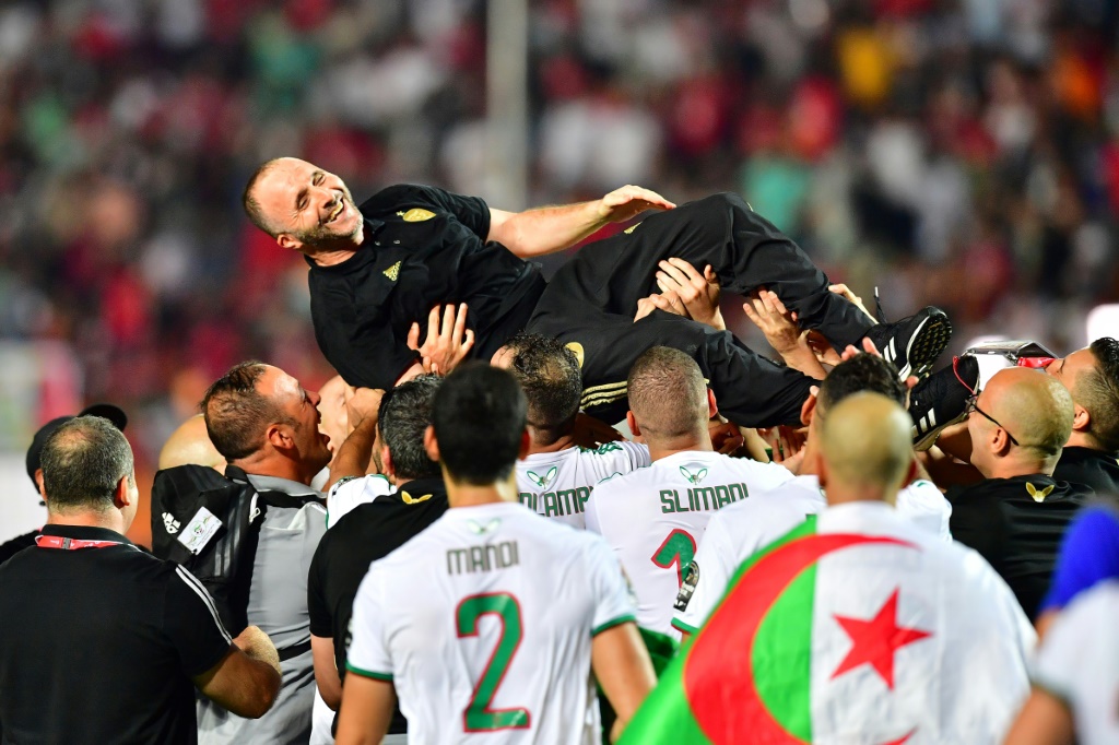 لاعبو الجزائر يحتفلون مع المدرب جمال بلماضي بعد التتويج بلقب كأس أمم إفريقيا لكرة القدم عام 2019 في مصر (ا ف ب)