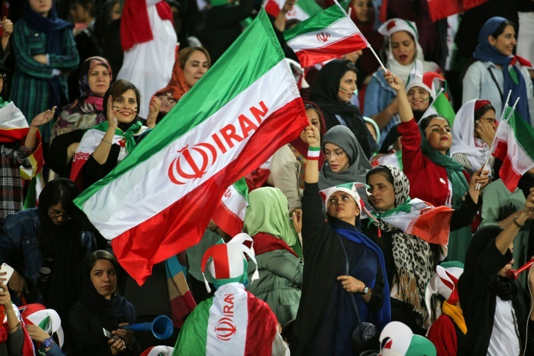 مشجّعات إيرانيات خلال مباراة بين ايران وكمبوديا في طهران بتاريخ 10 أكتوبر 2019( ا ف ب)