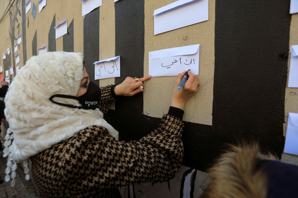 سورية تشارك في تظاهرة في مدينة اعزاز للمطالبة بمعرفة مصير مفقودين ومعتقلين في السابع من كانون الثاني/يناير 2022(ا ف ب)
