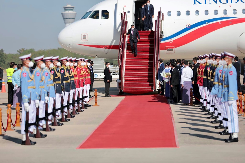 صورة وزعها فريق التصوير التابع للمجموعة العسكرية الحاكمة في بورما لرئيس الوزراء الكمبودي هون سين عند وصوله إلى نايبيداو في 07 كانون الثاني/يناير 2021(ا ف ب)