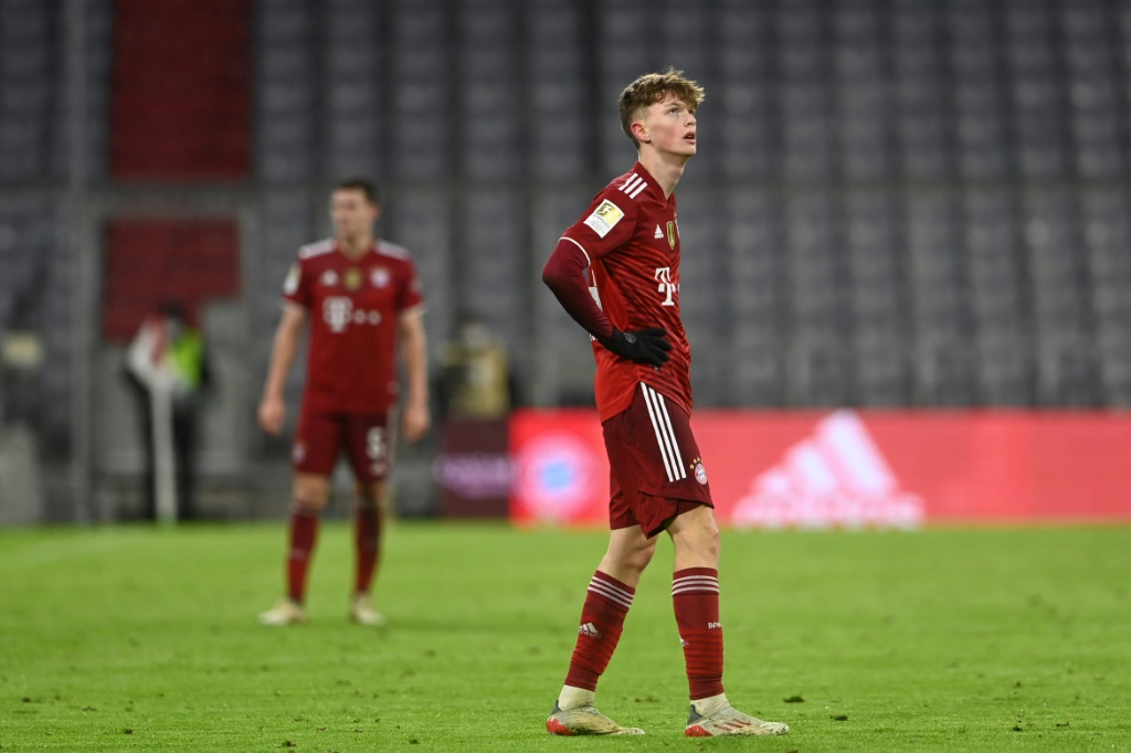 لاعب وسط بايرن ميونيخ الناشئ بول فانر الذي بات أصغر لاعب في تاريخ النادي البافاري خلال المباراة أمام بوروسيا مونشنغلادباخ في 7 كانون الثاني/يناير 2022(ا ف ب)
