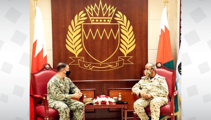 القائد العام لقوة دفاع البحرين مع قائد القوات البحرية بالقيادة المركزية الأمريكية قائد الأسطول الخامس (بنا)