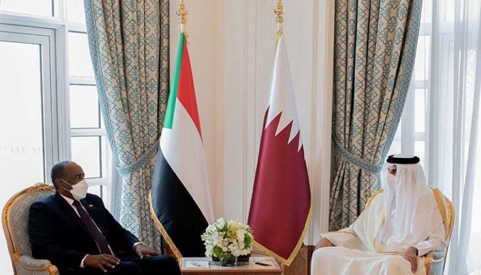 أمير قطر تميم بن حمد آل ثاني  مع رئيس مجلس السيادة الانتقالي عبدالفتاح البرهان في لقاء سابق (قنا)