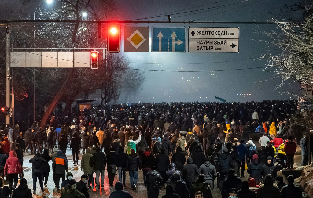 متظاهرون مناهضون للحكومة في كازاخستان في ألماتي في 04 كانون الثاني/يناير 2022(ا ف ب)