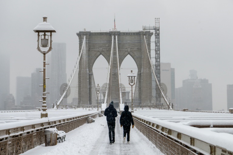 جسر بروكلين الشهير في نيويورك يكسوه الثلج في 7 كانون الثاني/يناير 2022 (ا ف ب)