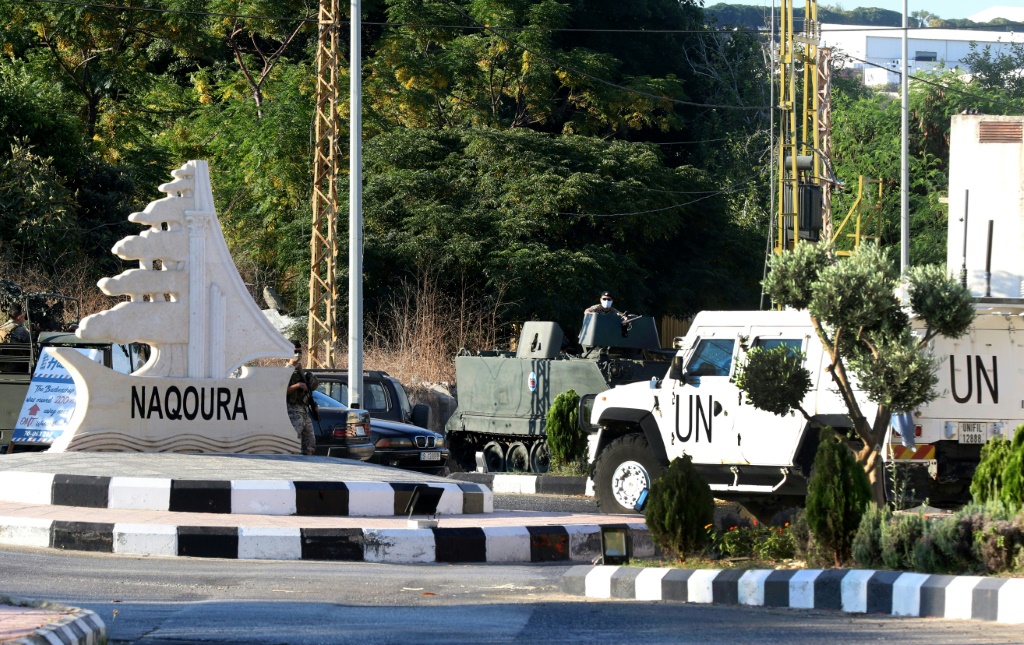 آليات لقوة الأمم المتحدة الموقتة في جنوب لبنان وللجيش اللبناني في 14 تشرين الأول/أكتوبر في بلدة الناقورة الحدودية حيث تمت أولى جولات التفاوض مع اسرائيل حول ترسيم الحدود البحرية (أ ف ب)