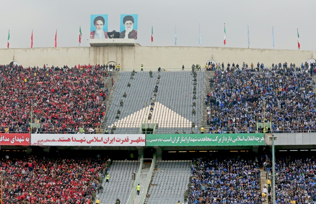 مشجعو ناديي استقلال (يمين) وبرسبوليس (يسار) الإيرانيين خلال مواجهة الفريقين على استاد أزادي في العاصمة طهران في 12 شباط/فبراير 2017(ا ف ب)