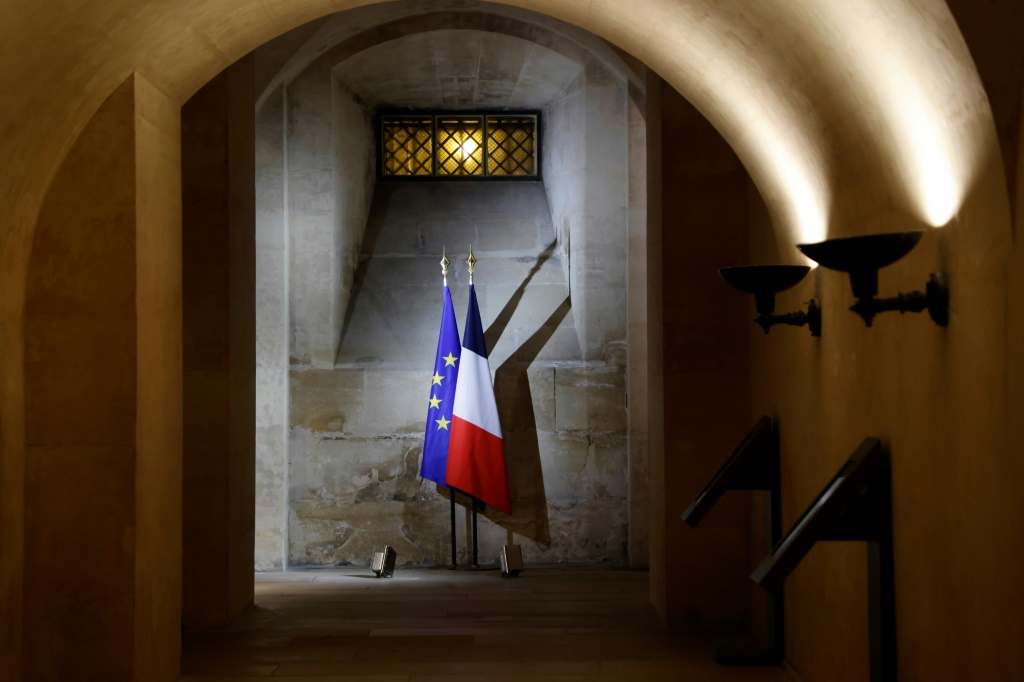العلمان الأوروبي والفرنسي في رواق في البانتيون في باريس في صورة التُقطت في 7 كانون الثاني/يناير 2022 (أ ف ب)