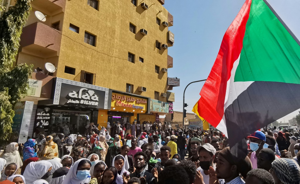    متظاهرون سودانيون ضد السلطة العسكرية في الخرطوم بتاريخ 6 كانون الثاني/يناير 2022 (ا ف ب)