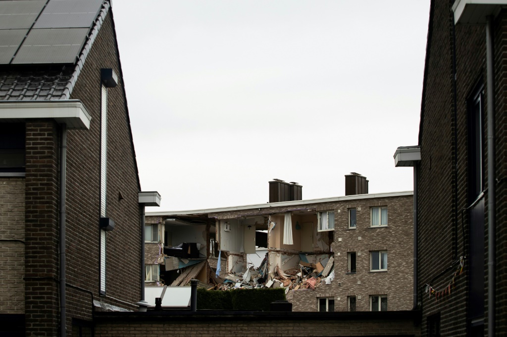 صورة التقطت في 31 كانون الأول/ديسمبر 2021 تبدو فيها الأضرار التي أحدثها انفجار ناجم عن الغاز في مبنى سكني بمدينة تورنهاوت قرب أنتويرب في بلجيكا(ا ف ب)