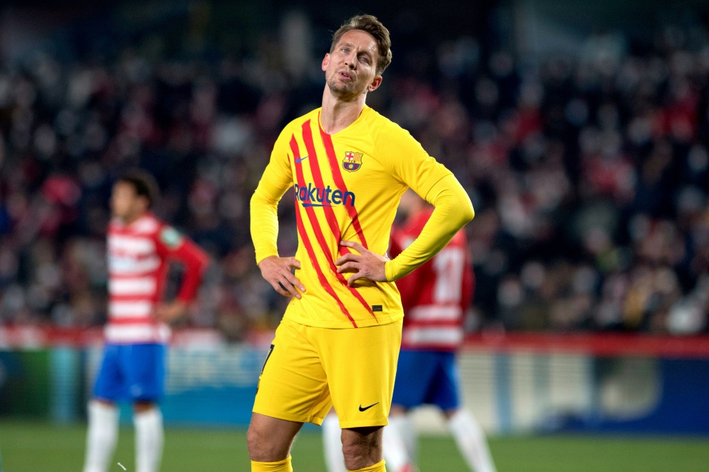 ردّة فعل حزينة للاعب برشلونة الاسباني الهولندي لوك دي يونغ بعدما سجّل غرناطة هدف التعادل في الدقيقة 89 من المباراة التي جمعت الفريقين ضمن المرحلة العشرين من الدوري الإسباني لكرة القدم السبت 8 كانون الثاني/ديسمبر 2022(ا ف ب)