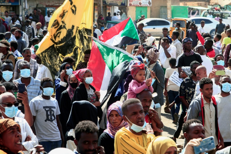 متظاهرون سودانيون في الخرطوم ضد الحكم العسكري في الثاني من كانون الثاني/يناير 2022(ا ف ب)
