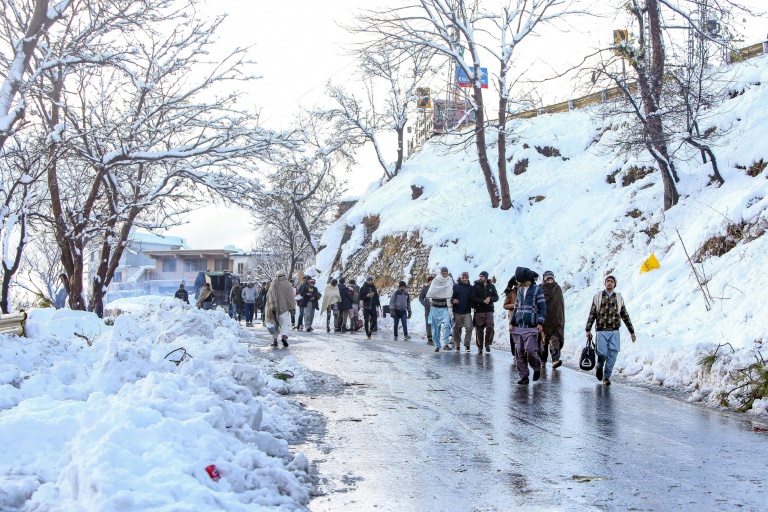 تدفق السياح المحليون سيرا على الأقدام بعد أن قامت القوات الباكستانية بإزالة الثلوج من الطرق إلى موري في أعقاب عاصفة ثلجية قاتلة(ا ف ب)