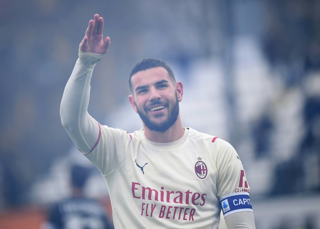 الفرنسي تيو هرنانديز يحتفل بتسجيله الهدف الثاني الشخصي والثالث لميلان ضد فينيتسيا في الدوري الايطالي لكرة القدم في 9 كانون الثاني/يناير 2022(ا ف ب)