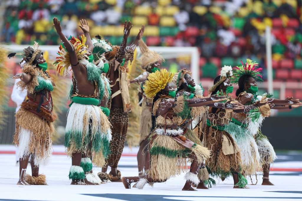 راقصون خلال حفل افتتاح النسخة 33 من نهائيات كأس الأمم الإفريقية لكرة القدم في الكاميرون في التاسع من كانون الثاني/يناير 2022.(ا ف ب)