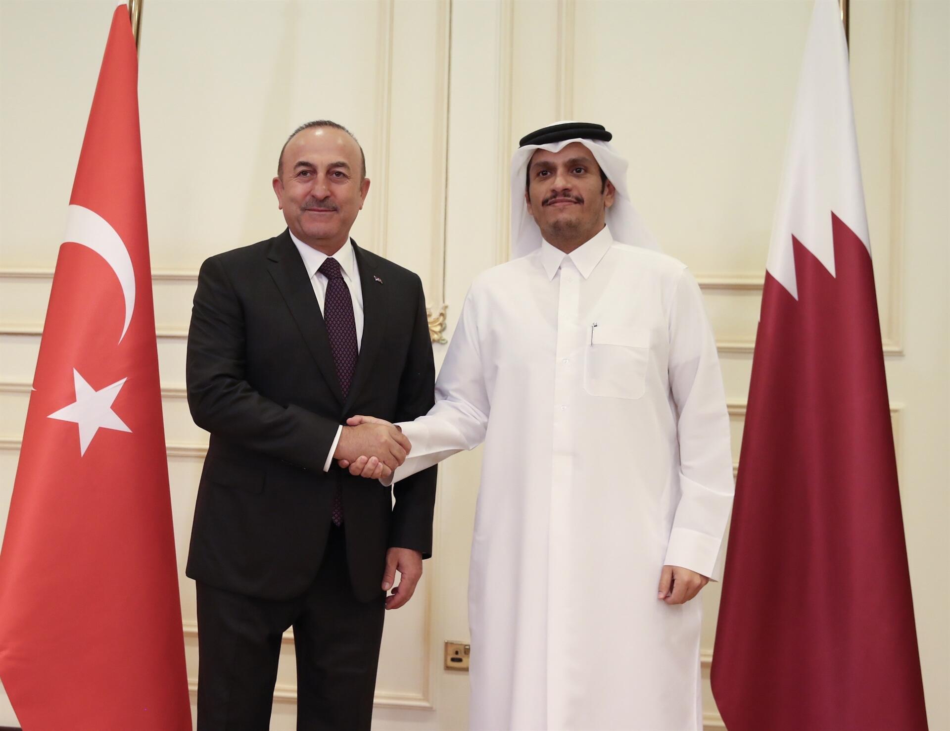 وزير الخارجية التركي مولود تشاووش أوغلو مع نظيره القطري الشيخ محمد بن عبد الرحمن آل ثاني ( الاناضول)