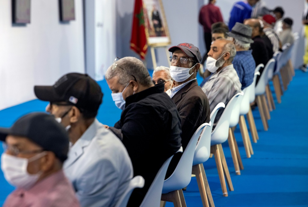 مغاربة ينتظرون دورهم في مركز تطعيم بمدينة سلا بتاريخ 5 تشرين الأول/أكتوبر 2021(ا ف ب)