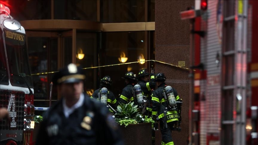 قالت إدارة الإطفاء في نيويورك إن السكان العالقين في الطوابق العلوية للمبنى تسمموا من دخان الحريق (الأناضول)