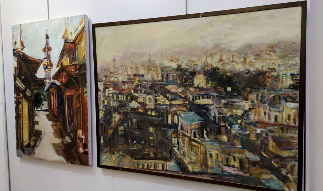 المعرض يضم ثلاثين لوحة أغلبها عن حارات دمشق، بتقنيات الأكريليك والكولاج التي ميزت لوحات سوسن عبر عقود