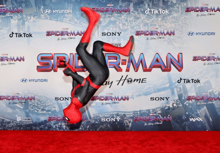 أحد المعجبين يرتدي زي سبايدر مان في العرض الأول من فيلم "سبايدر مان: نو واي هوم" في لوس أنجليس في 13 كانون الأول/ديسمبر 2021(ا ف ب)