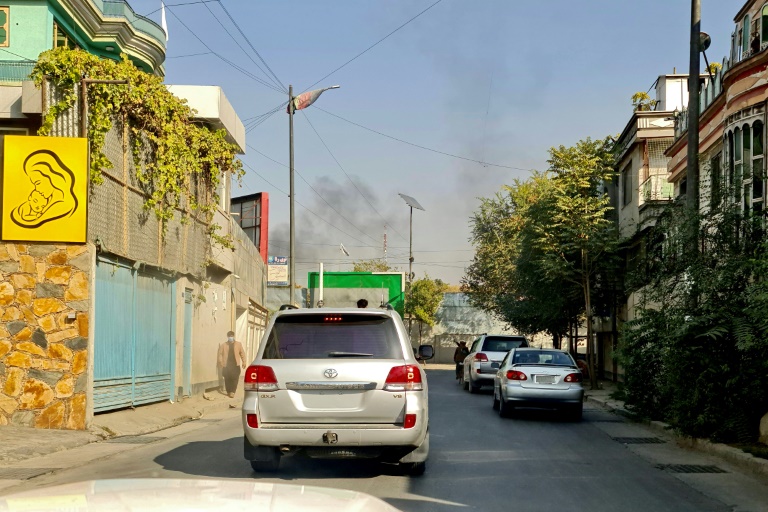 سيارات على طريق تبدو منه سحب الدخان من جراء الانفجار في كابول في 2 تشرين الثاني/نوفمبر 2021(ا ف ب).