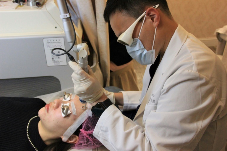 كايلا زانغ تخضع لتقنية علاج الوجه بالليزر في إحدى مراكز التجميل في شنغهاي في 11 تشرين الثاني/نوفمبر 2021 (ا ف ب )
