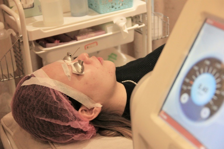 كايلا زانغ تخضع لتقنية علاج الوجه بالليزر في إحدى مراكز التجميل في شنغهاي في 11 تشرين الثاني/نوفمبر 2021 (ا ف ب)