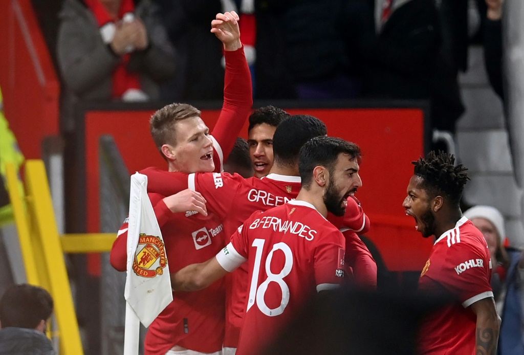 لاعبو مانشستر يونايتد يحتفلون بهدف الفوز في مرمى استون فيلا (1-صفر) في الدور الخامس لمسابقة كأس الاتحاد الإنكليزي في العاشر من كانون الثاني/يناير 2022.(ا ف ب)