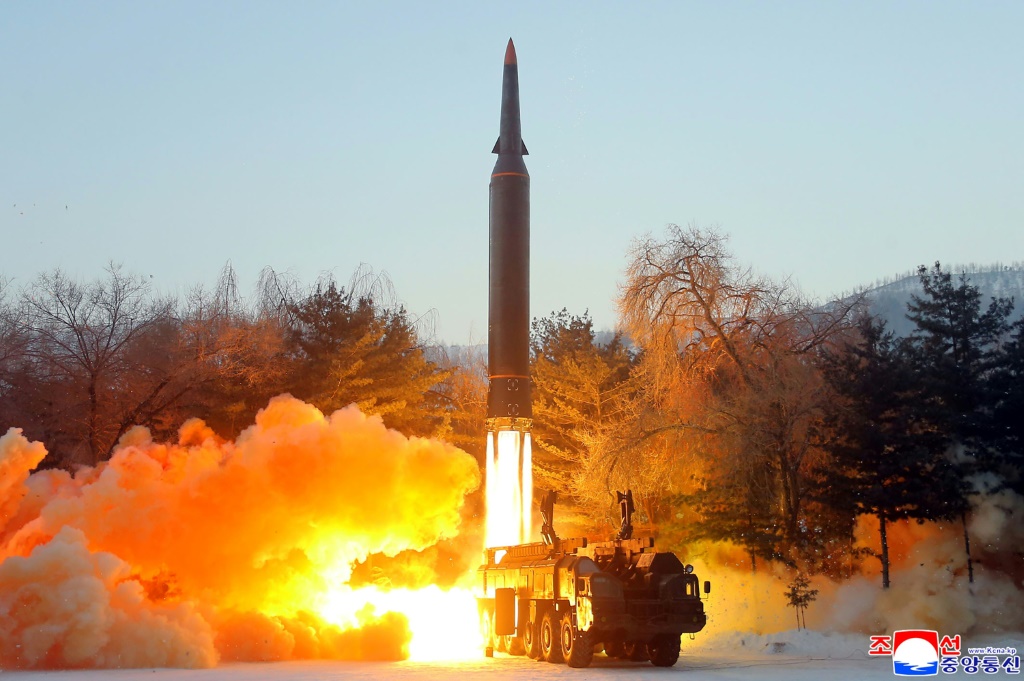 صورة نشرتها وكالة الانباء الكورية الشمالية الرسمية في 6 كانون الثاني/يناير تظهر ما وصفته بانه اطلاق صاروخ اسرع من الصوت في 5 من الشهر من مكان غير معروف في كوريا الشمالية.(ا ف ب)