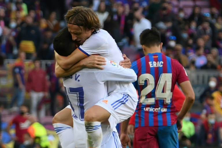 تغلب ريال مدريد على برشلونة 2-1 عندما التقيا للمرة الاخيرة في الدوري الإسباني لكرة القدم في تشرين الاول/اكتوبر الماضي(ا ف ب)