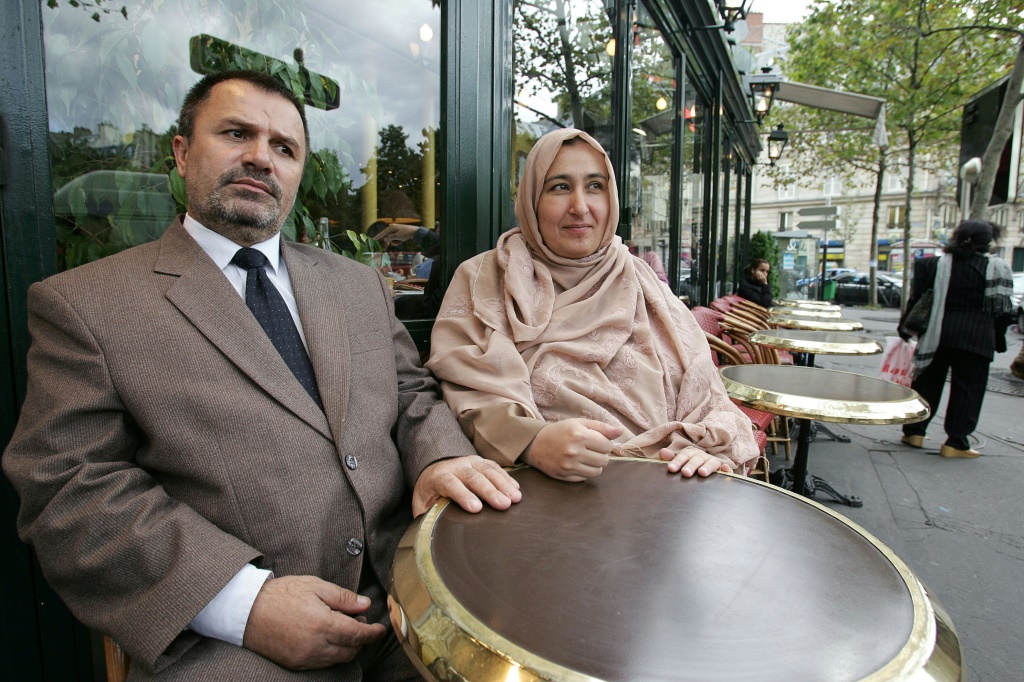 لطالما اشتهر أستاذ القانون في جامعة كابول فيض الله جلال (في الصورة مع زوجته مسعودة خلال رحلة إلى باريس في عام 2004) بأنه منتقد لقادة أفغانستان (أ ف ب)