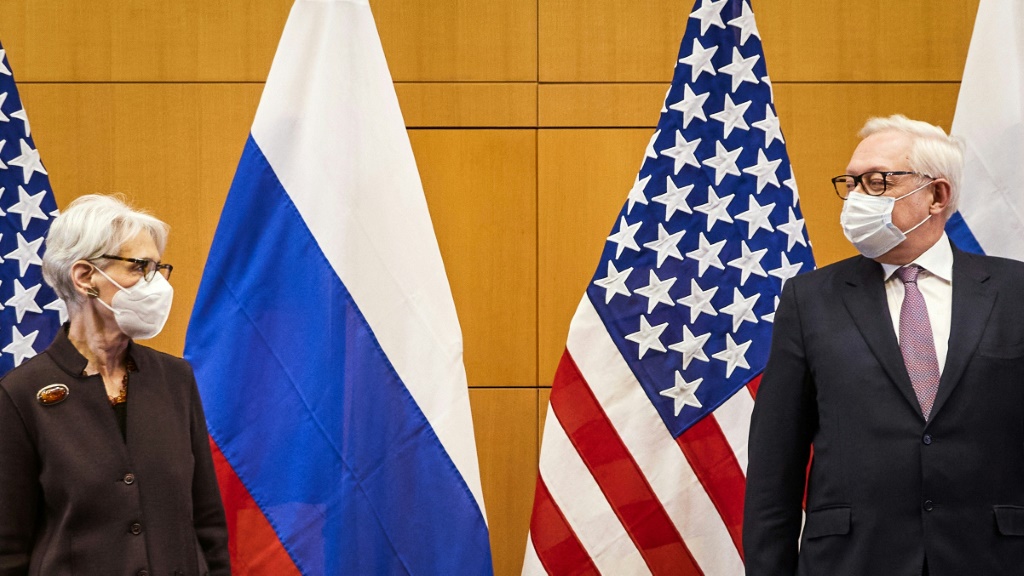 نائبة وزير الخارجية الأميركية ويندي شيرمان مع نائب وزير الخارجية الروسية سيرغي ريابكوف في جنيف في 10 كانون الثاني/يناير 2022 (أ ف ب)