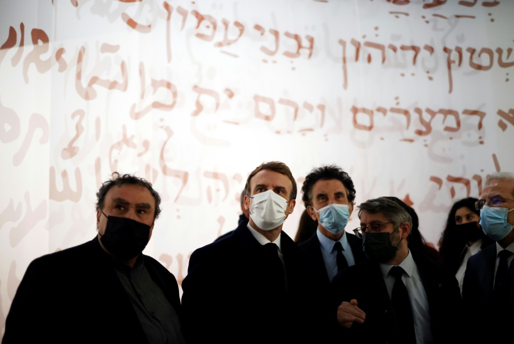 الرئيس الفرنسي إيمانويل ماكرون في زيارة إلى معرض "يهود الشرق" في معهد العالم العربي في باريس في 22 تشرين الثاني/نوفمبر 2021(ا ف ب)