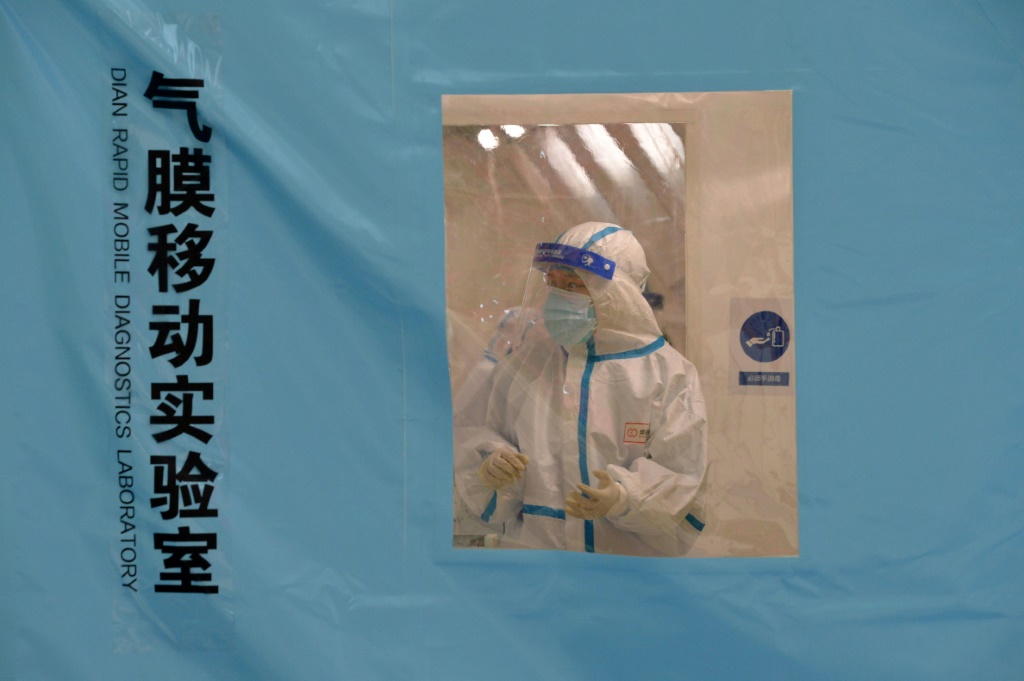 عاملة طبية في مركز لاجراء اختبارات الكشف عن كوفيد، في تيانجين في 11 كانون الثاني/يناير 2022(ا ف ب)