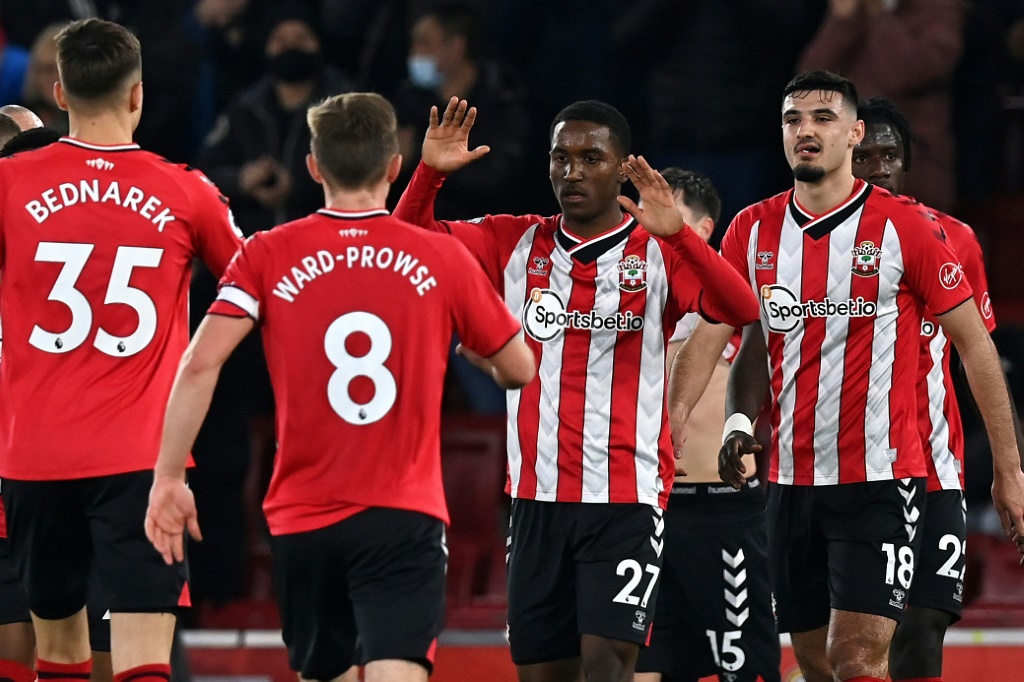 لاعبو ساوثمبتون يحتفلون بهدف الفريق الثاني ضد برنتفورد في الدوري الانكليزي لكرة القدم في 11 كانون الثاني/يناير 2022(ا ف ب)