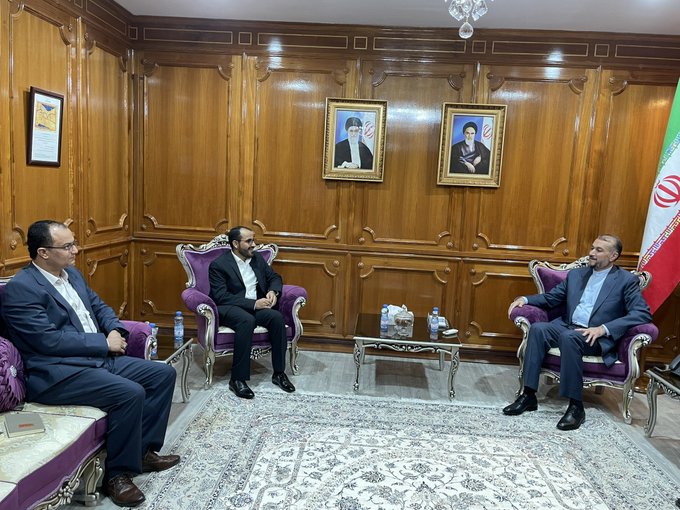 دعاهم للقبول بالسلام : وزير خارجية إيران يلتقي كبير مفاوضي الحوثيين في مسقط