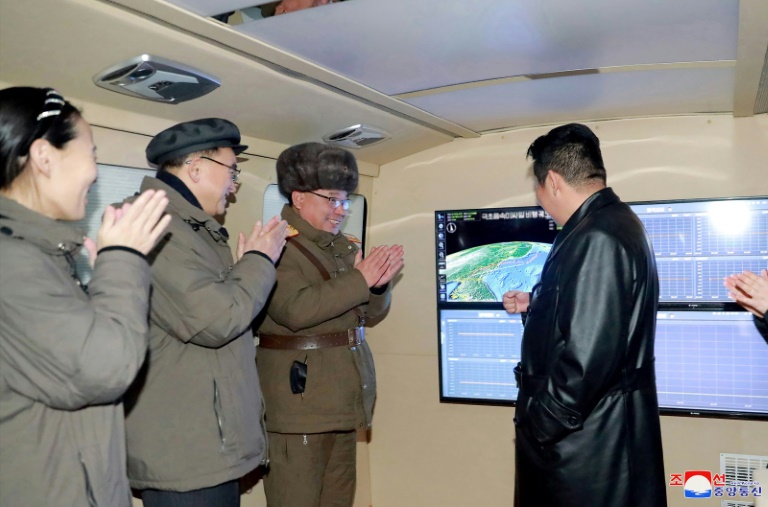 الزعيم الكوري الشمالي كيم جونغ-أون (يمين) يشرف على تجربة إطلاق صاروخ فرط صوتي، في صورة وزّعتها وكالة الأنباء الرسمية في 12 ك2/يناير 2022(ا ف ب)
