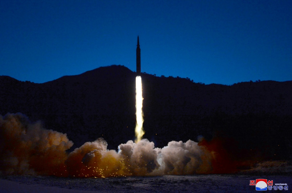 تُظهر هذه الصورة التي التقطت في 11 يناير 2022 ونشرتها وكالة الأنباء المركزية الكورية الرسمية (KCNA) في 12 يناير 2022 ما تصفه كوريا الشمالية بأنه تجربة إطلاق صاروخ تفوق سرعتها سرعة الصوت (أ ف ب)