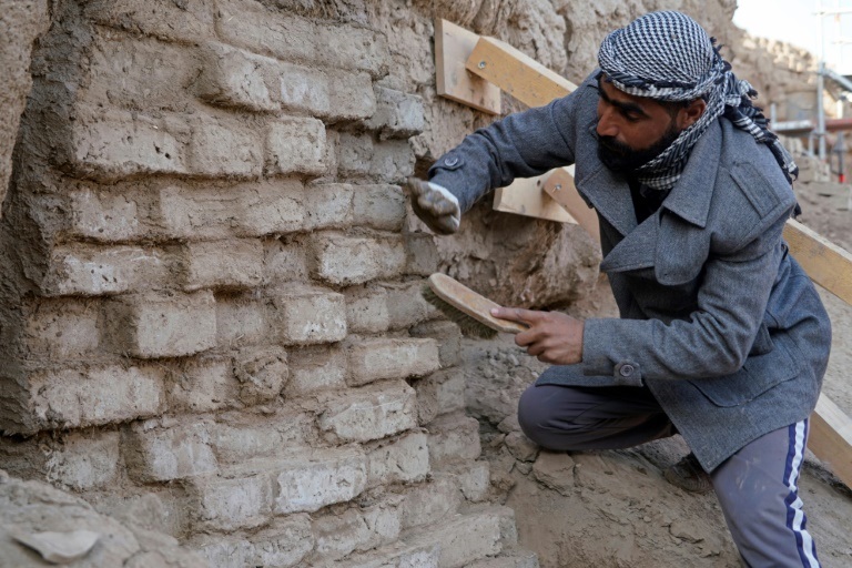 منقبون عراقيون عن الآثار في موقع في محافظة المثنى العراقية في 27 تشرين الثاني/نوفمبر 2021 (ا ف ب)