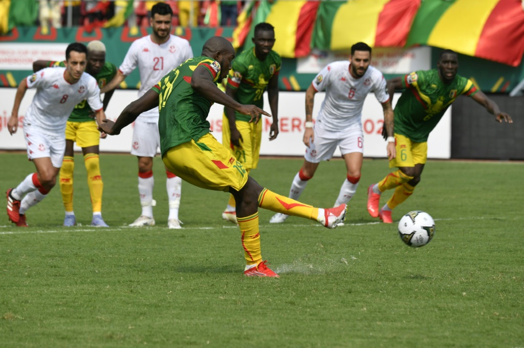 ابراهيما كوندي يسجل ركلة جزاء لمالي ضد تونس في دور المجموعات من كأس أمم إفريقيا لكرة القدم في 12 كانون الثاني/يناير 2022 في ليمبي في الكاميرون(ا ف ب)