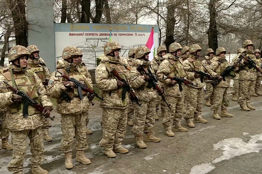صورة نشرتها وزارة الدفاع الروسية لعناصر في القوة التابعة لمنظمة معاهدة الأمن الجماعي بقيادة روسيا في ألماتي في 12 كانون الثاني/يناير 2022(ا ف ب)
