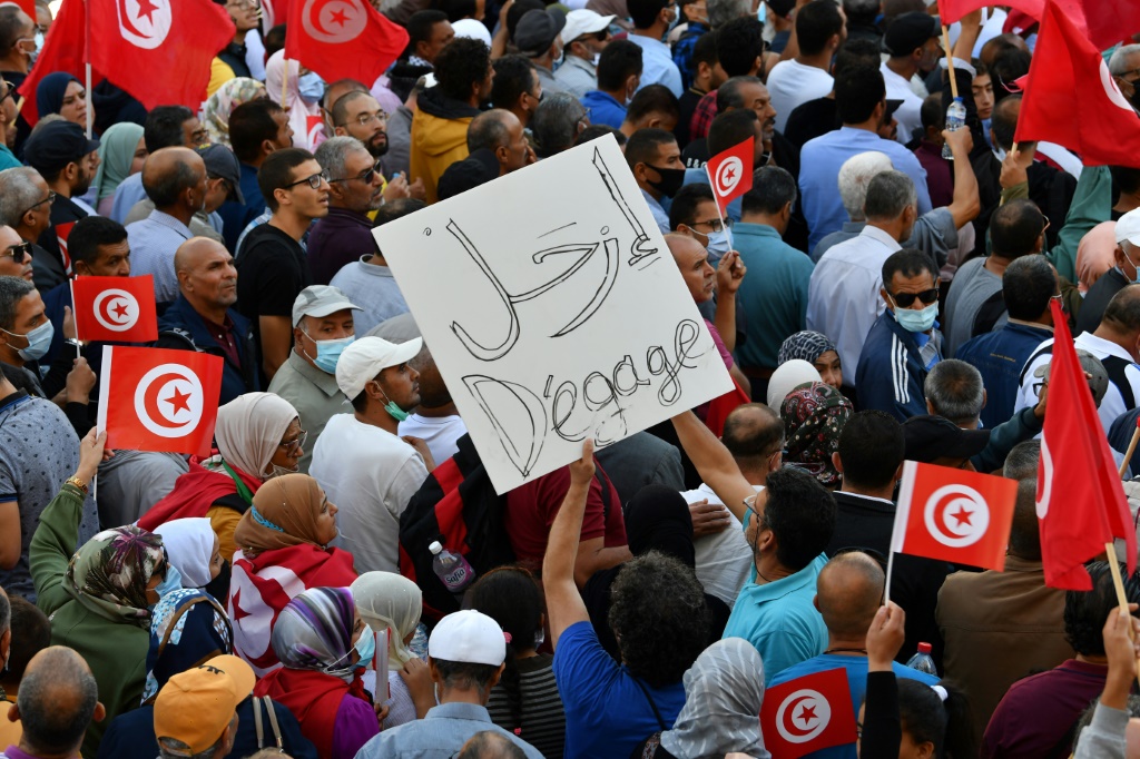 صورة مؤرخة في 10 تشرين الاول/اكتوبر 2021 من التظاهرات في تونس لمعارضي الرئيس قيس سعيد (أ ف ب)