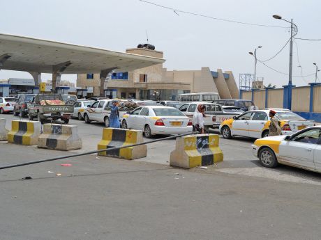 صنعاء توسع أزمة المشتقات النفطية  بسبب إغلاق محطات بيع الوقود