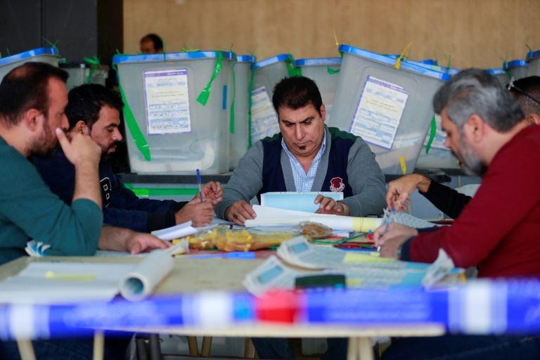 موظفو الهيئة العليا المستقلة للانتخابات في العراق يجرون إعادة فرز جزئية يدوية للأصوات للانتخابات البرلمانية(ا ف ب)